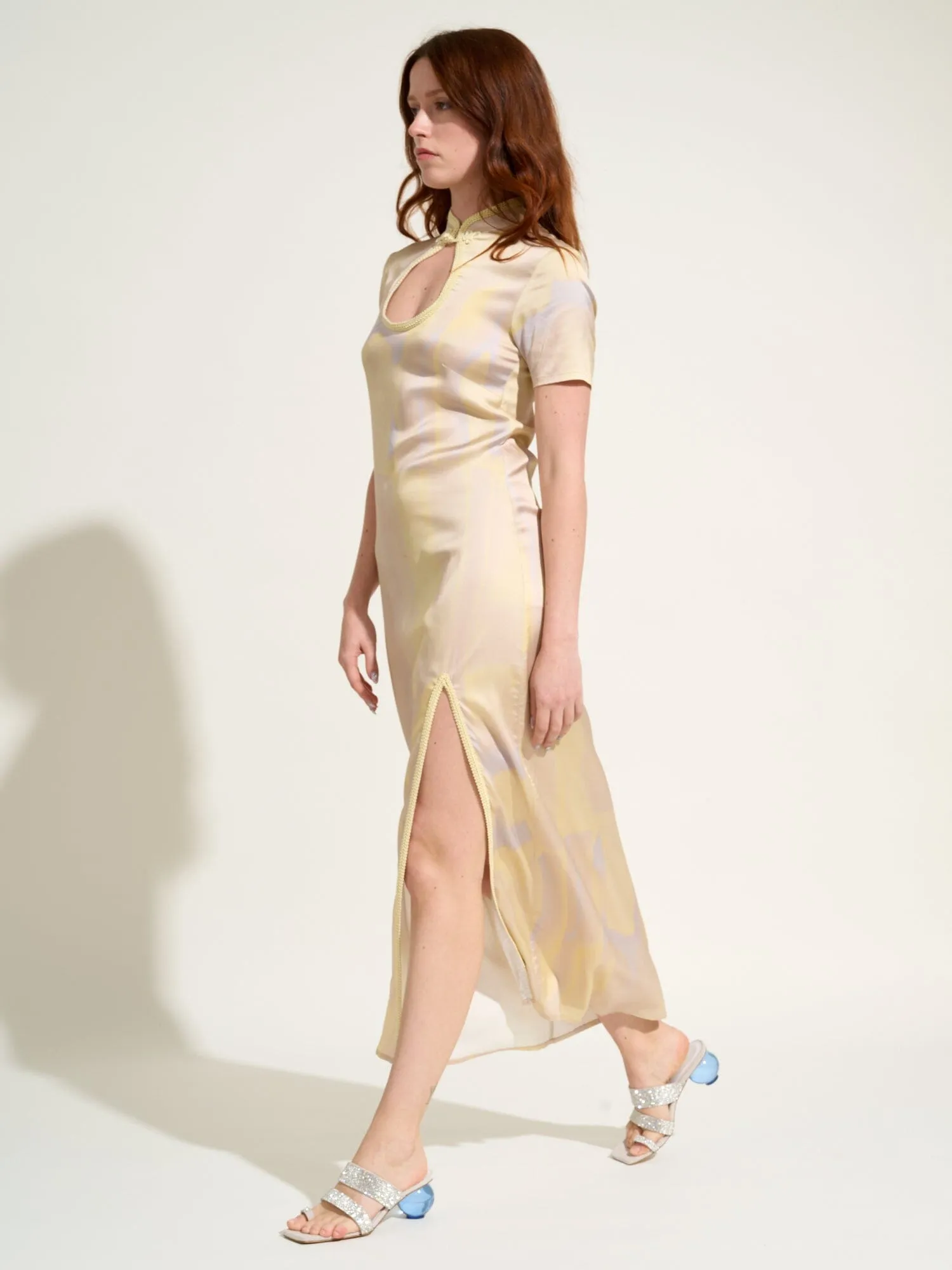 ANAIS - Robe longue fendue à décolleté goutte d'eau en satin de viscose imprimé Tie & Dye Jaune