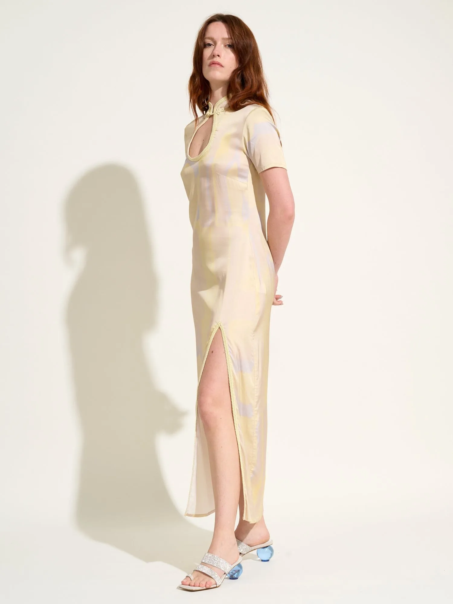 ANAIS - Robe longue fendue à décolleté goutte d'eau en satin de viscose imprimé Tie & Dye Jaune