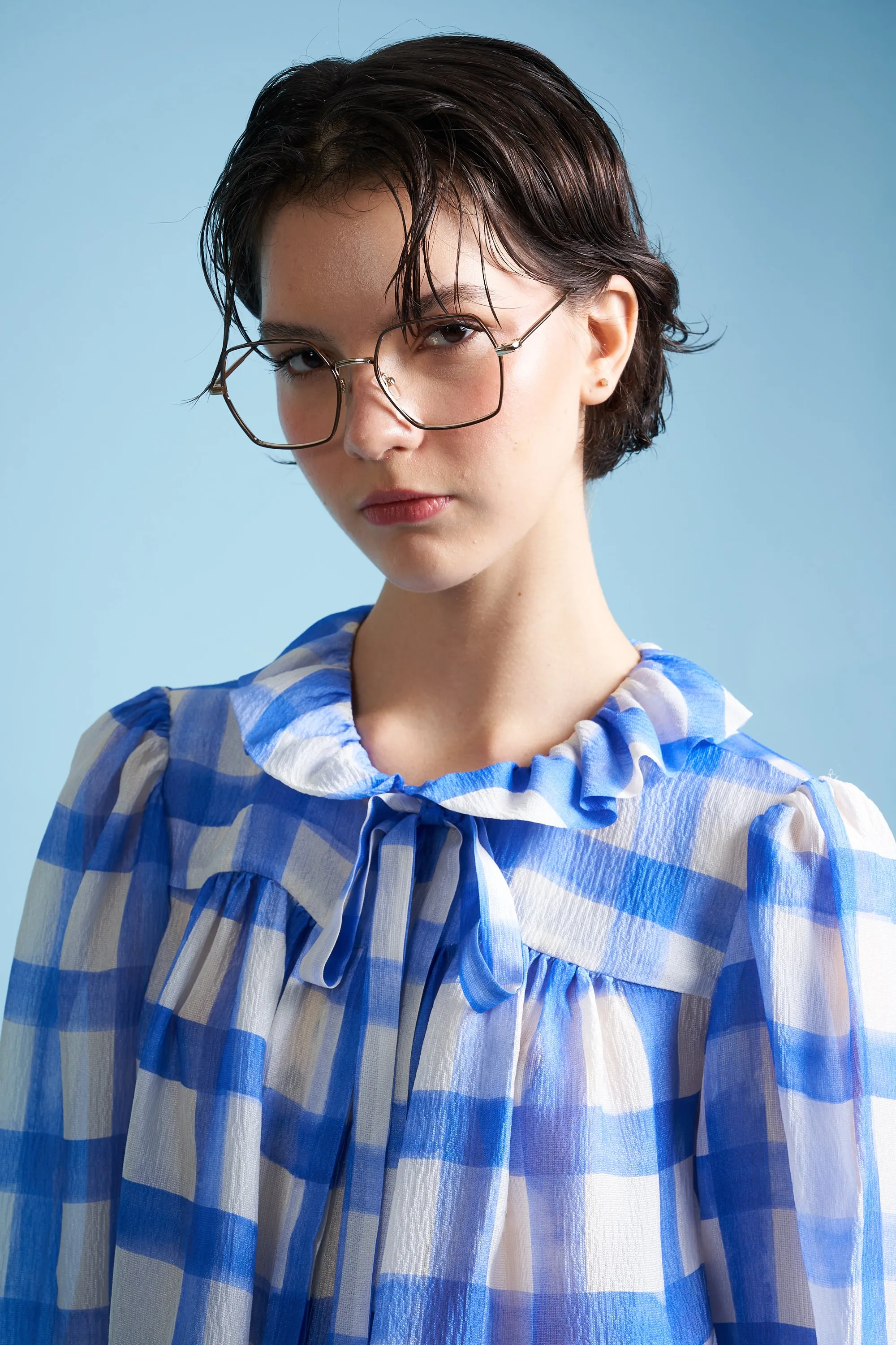 Blouse à l'encolure ornée d'un volant