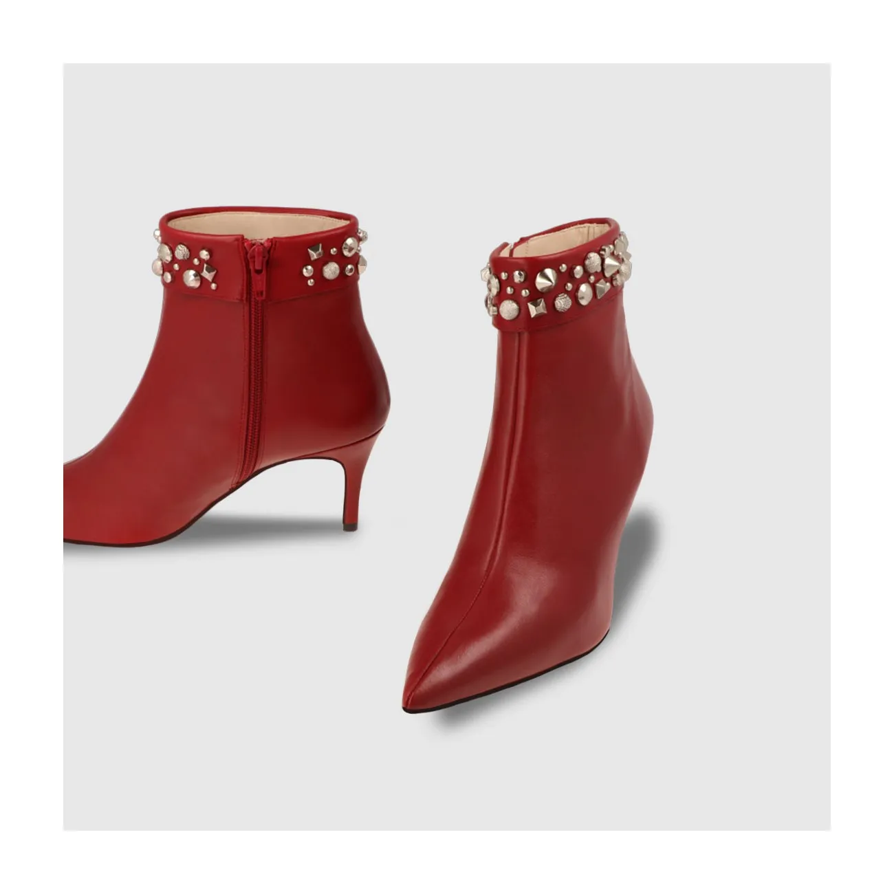 Bottines en cuir rouge pour femme avec détail de clous dans les tons argentés | Chaussures femme LODI en ligne.