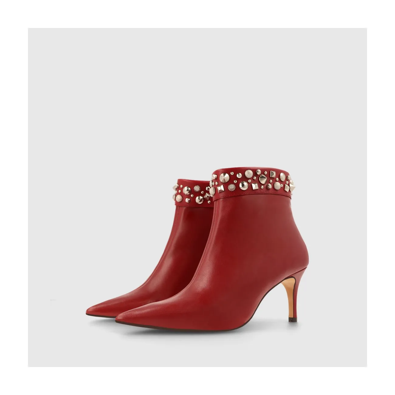 Bottines en cuir rouge pour femme avec détail de clous dans les tons argentés | Chaussures femme LODI en ligne.