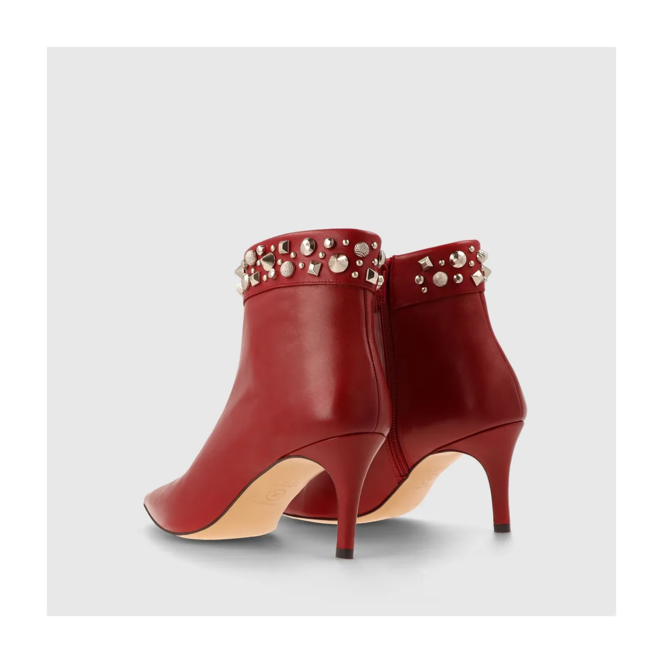 Bottines en cuir rouge pour femme avec détail de clous dans les tons argentés | Chaussures femme LODI en ligne.