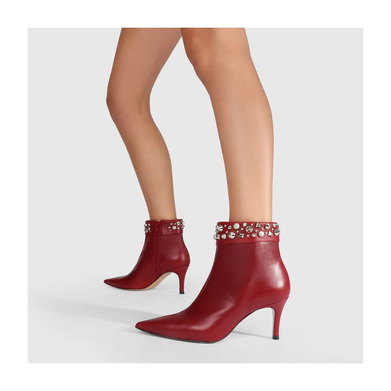 Bottines en cuir rouge pour femme avec détail de clous dans les tons argentés | Chaussures femme LODI en ligne.