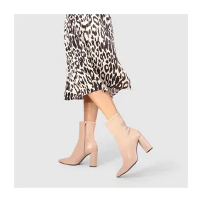 Bottines nude effet cuir élastique pour femme avec détail de surpiqûres sur le devant | Chaussures femme LODI en ligne.