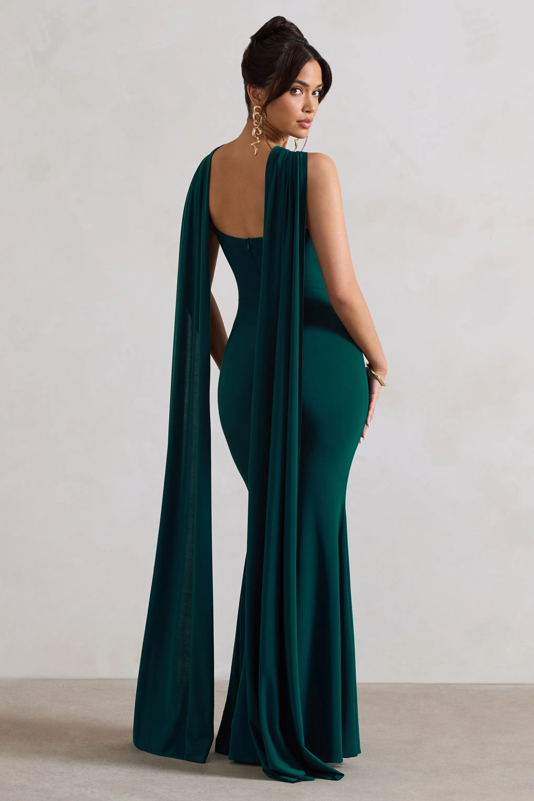 First Glance | Robe longue vert bouteille à encolure torsadée et cape