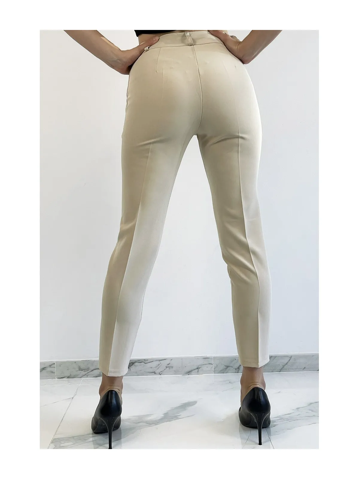 Pantalon slim beige avec poches style working girl