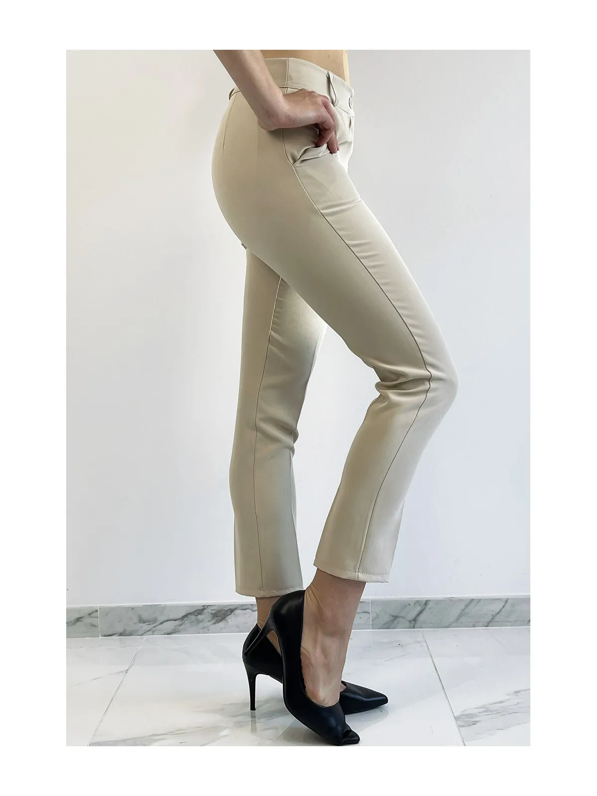 Pantalon slim beige avec poches style working girl