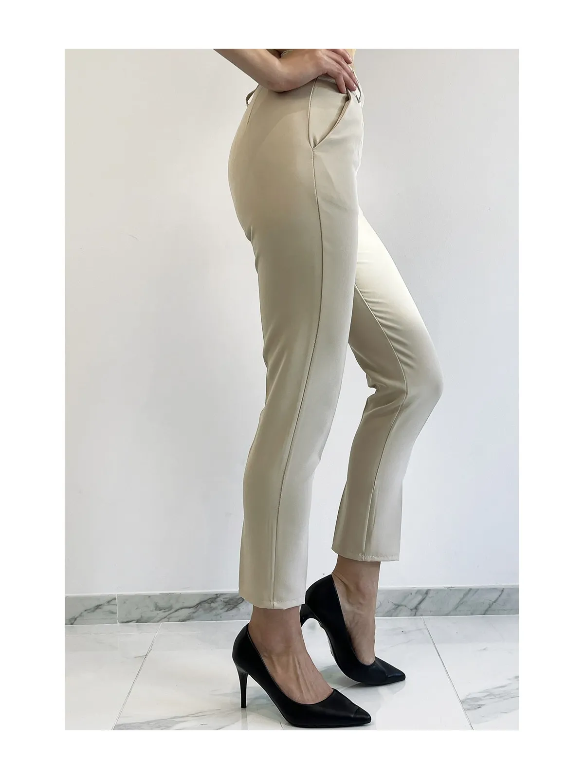 Pantalon slim beige avec poches style working girl