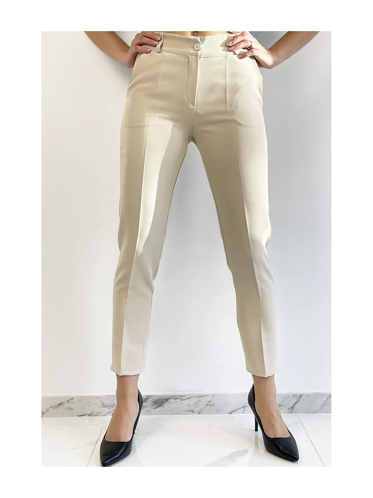 Pantalon slim beige avec poches style working girl