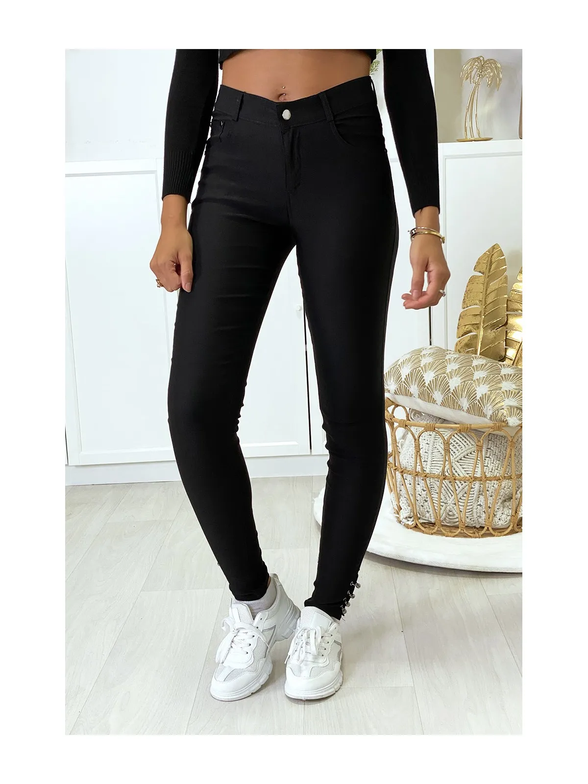 Pantalon slim noir en strech avec anneaux aux chevilles