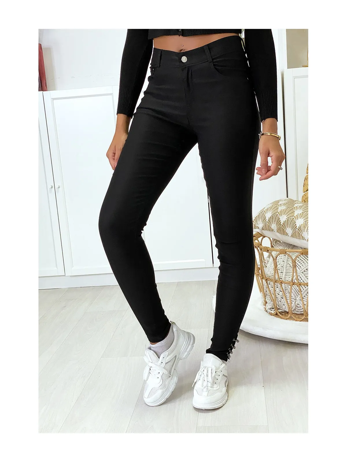 Pantalon slim noir en strech avec anneaux aux chevilles