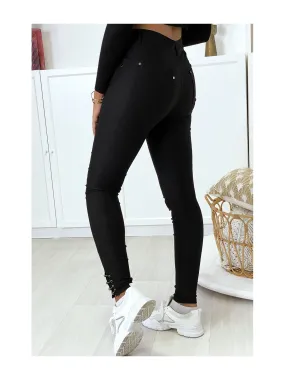 Pantalon slim noir en strech avec anneaux aux chevilles