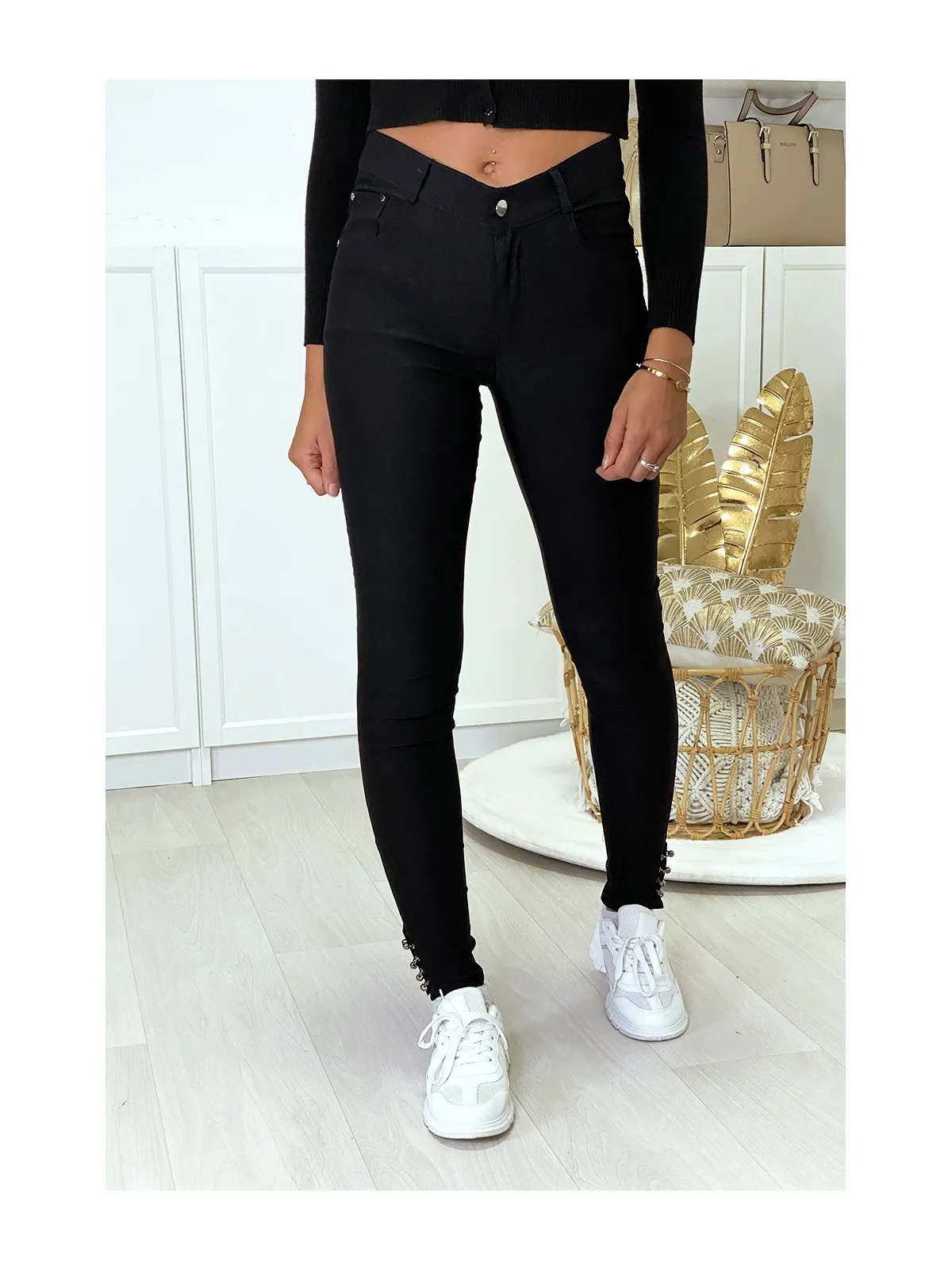 Pantalon slim noir en strech avec anneaux aux chevilles