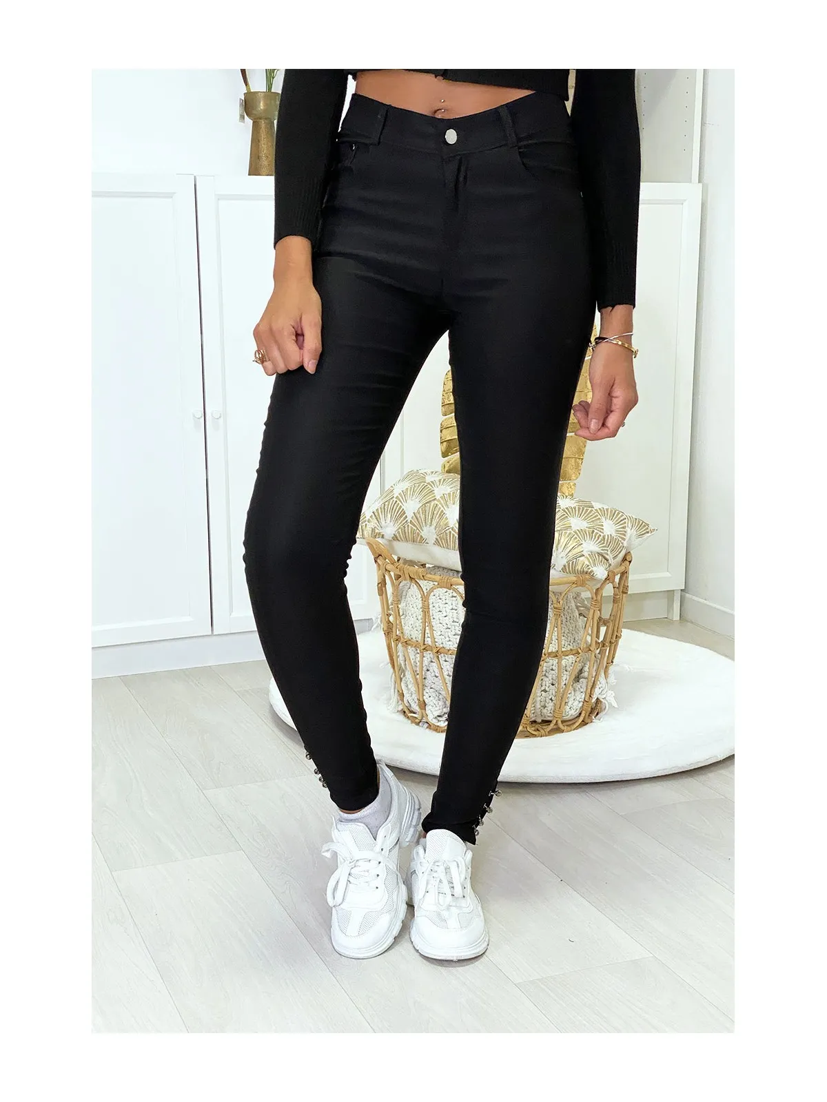 Pantalon slim noir en strech avec anneaux aux chevilles