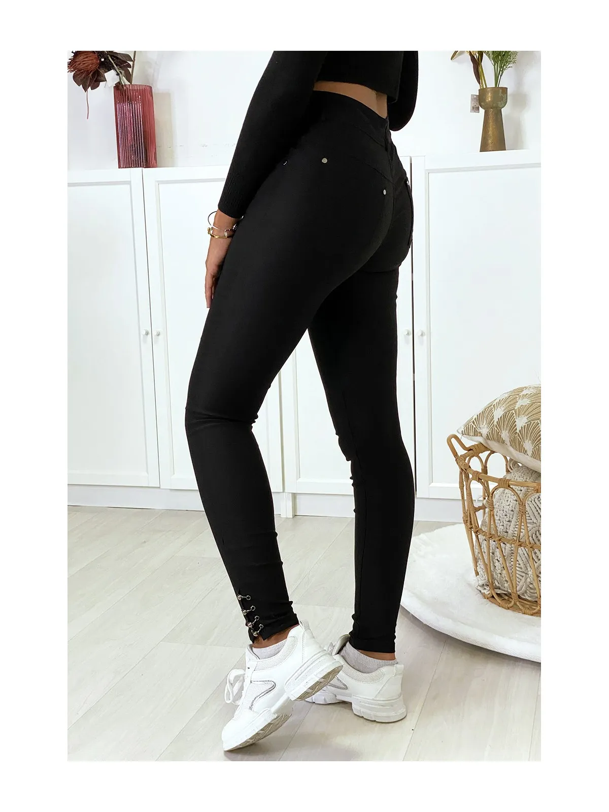 Pantalon slim noir en strech avec anneaux aux chevilles