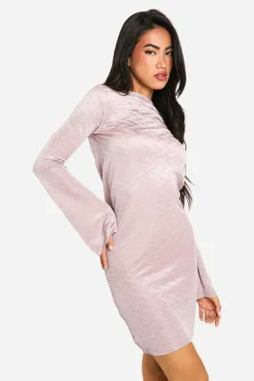 Robe courte plissée à manches évasées