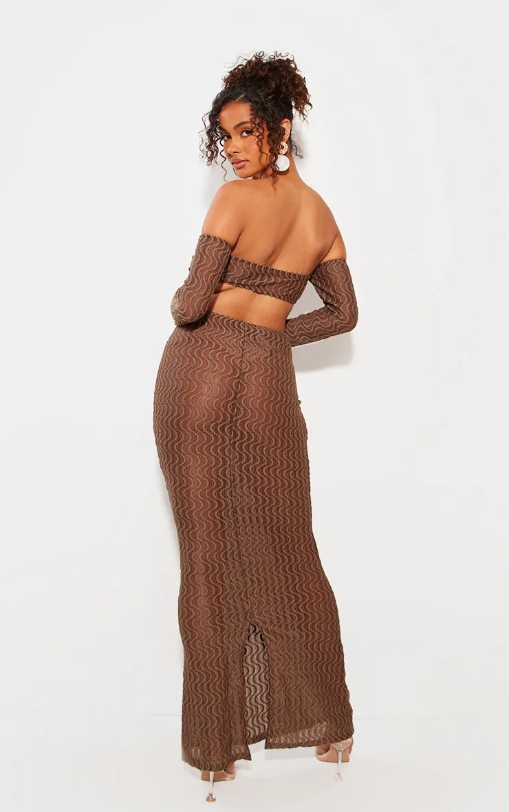 Robe longue chocolat côtelée et découpée à col bardot et manches longues