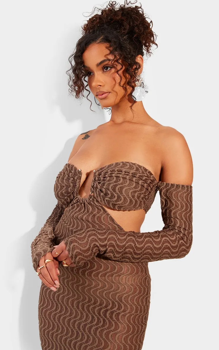 Robe longue chocolat côtelée et découpée à col bardot et manches longues